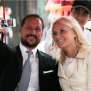 Kronprinsparet benyttet anledningen til en selfie. Foto: Lise Åserud, NTB scanpix